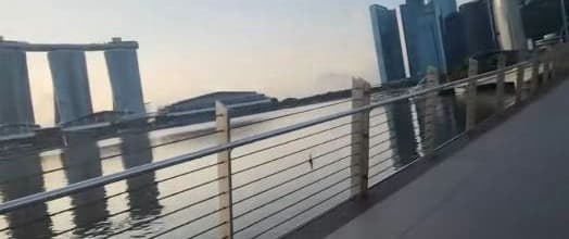 Marina Bay at dawn, the hotel across the water and the walkway railing in front. A nice morning run. Good air quality be like: